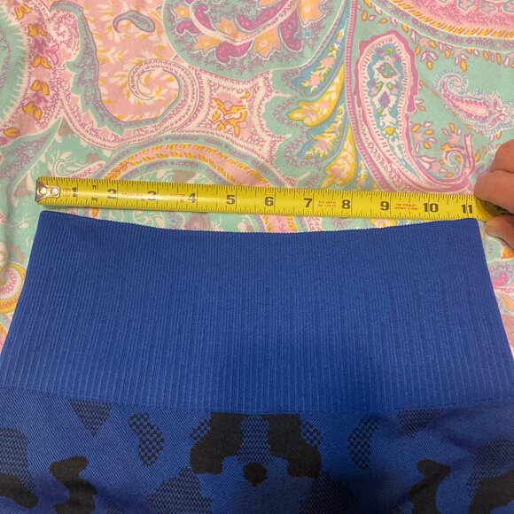 Curves and Combatboots blue and black camo scrunch leggings size small - Picture 3 of 3